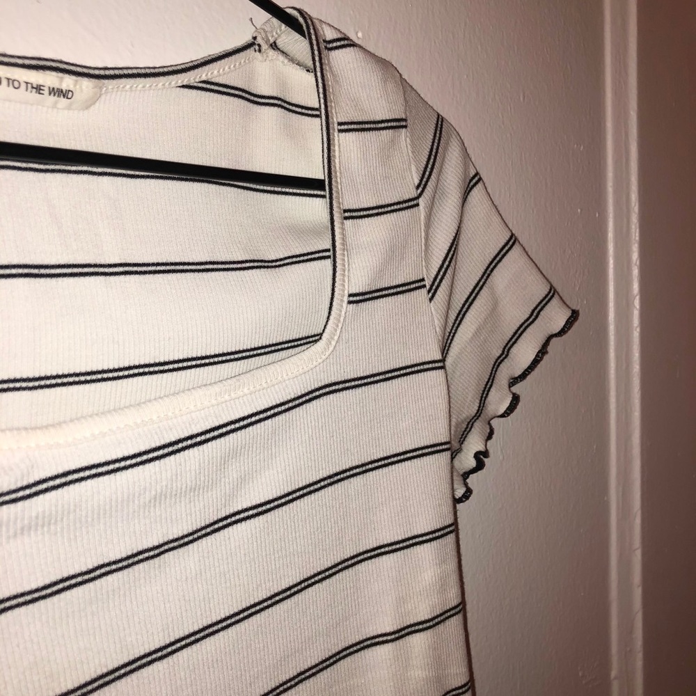 Scalloped Edge Tee✨ - Picture 3 of 3